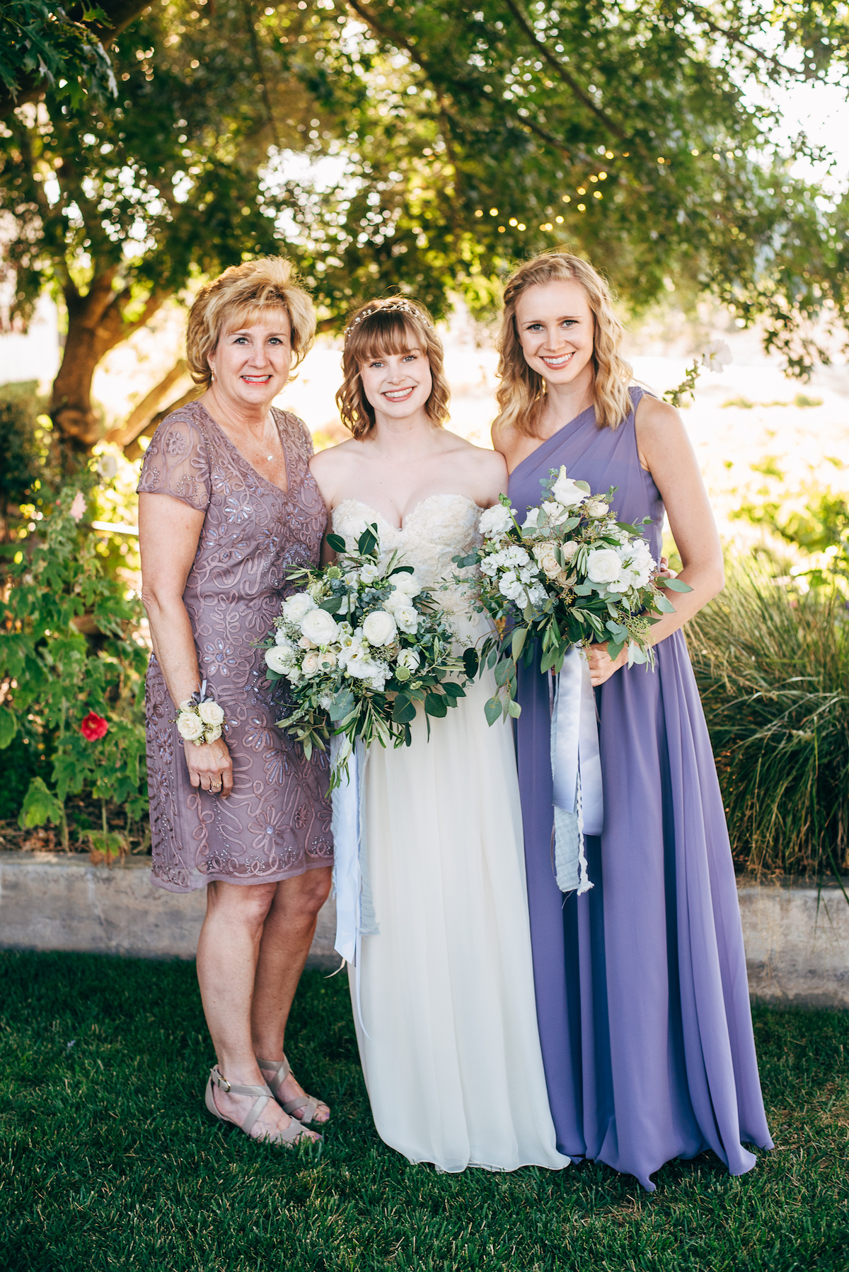 white wedding flowers at Castoro Cellars in Paso Robles